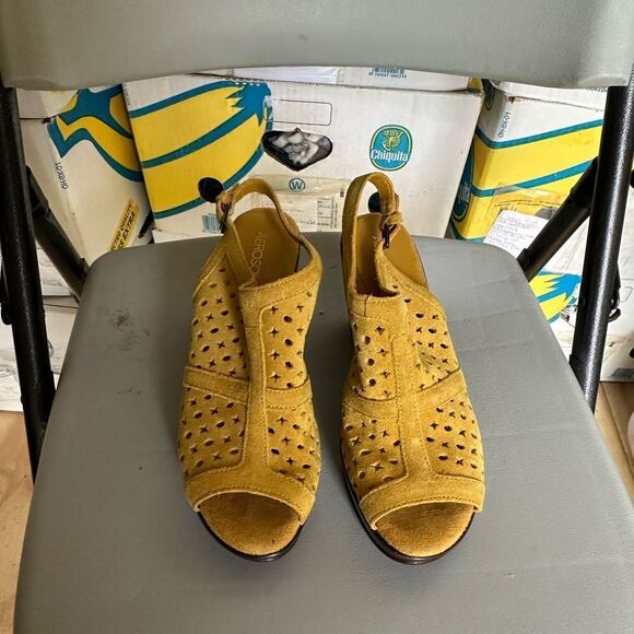 Aerosoles Women's Yellow Peep-Toe Sandal Heels - Picture 1 of 5